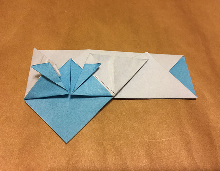 吹返し部分の形を整えた折り紙の写真