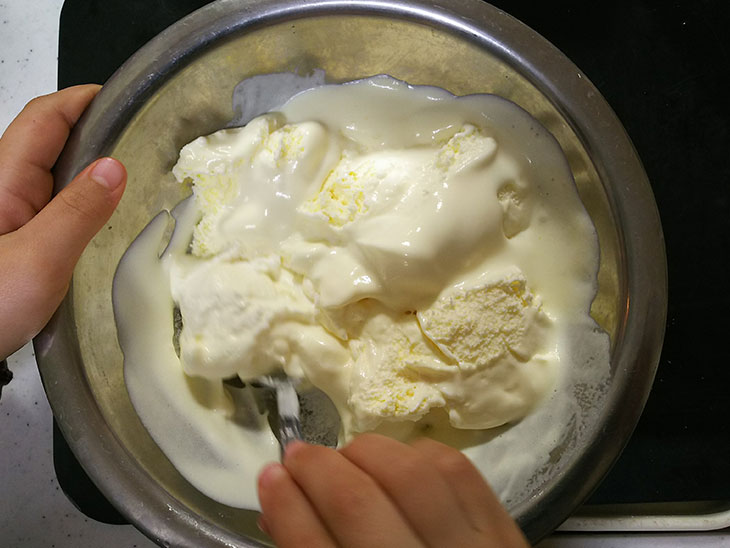 アイスとヨーグルトと砂糖を混ぜてアイスの元を作る様子