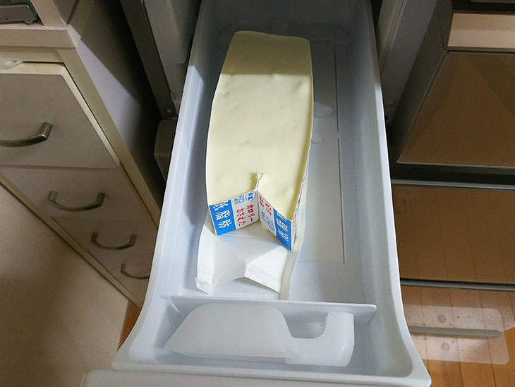 残りのアイスの元を入れた型を冷凍庫に入れる様子