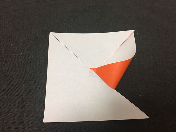 折り紙の風車の羽の重ね方を説明する写真