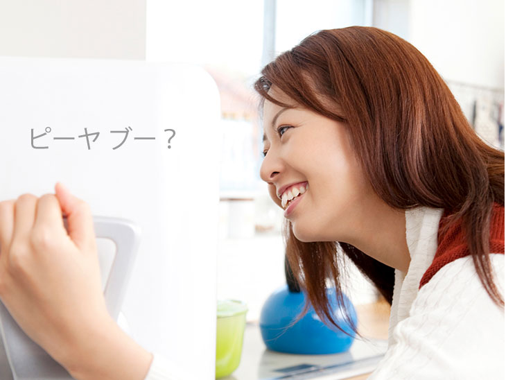 子供の宇宙語に反応して冷蔵庫を開ける女性の写真 子供の宇宙語に反応して冷蔵庫を開ける女性の写真