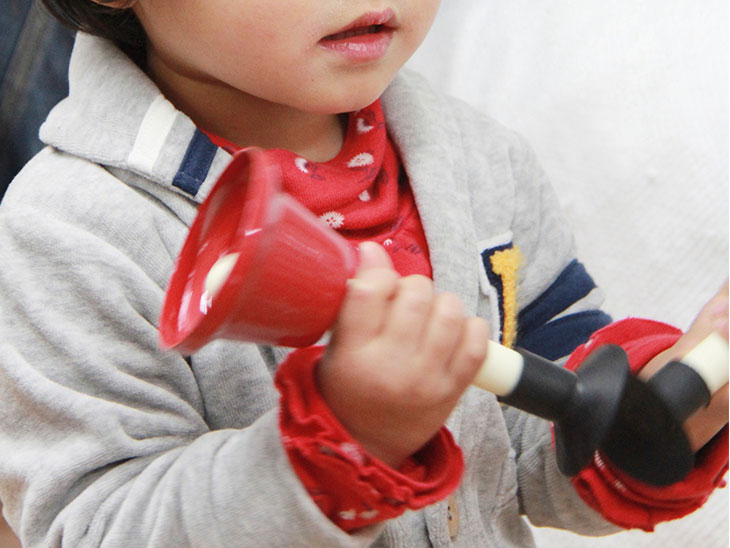 楽器で遊ぶ2歳児 楽器で遊ぶ2歳児