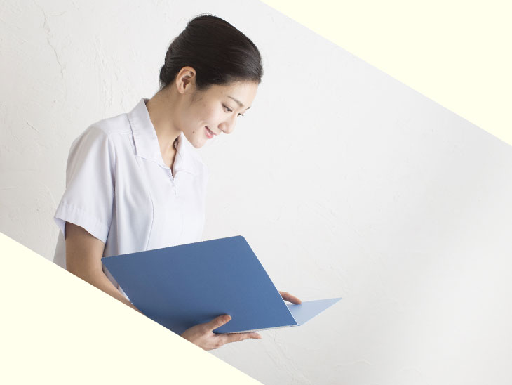 ファイルを持つ看護婦さん