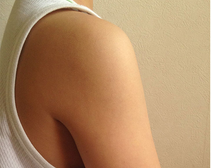 椅子に座っている子供の腕