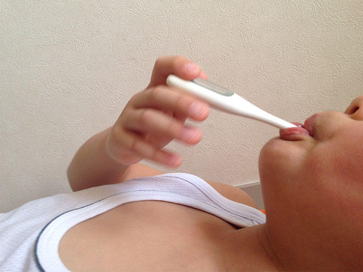 口に入れた体温計が下向になっている悪い測り方