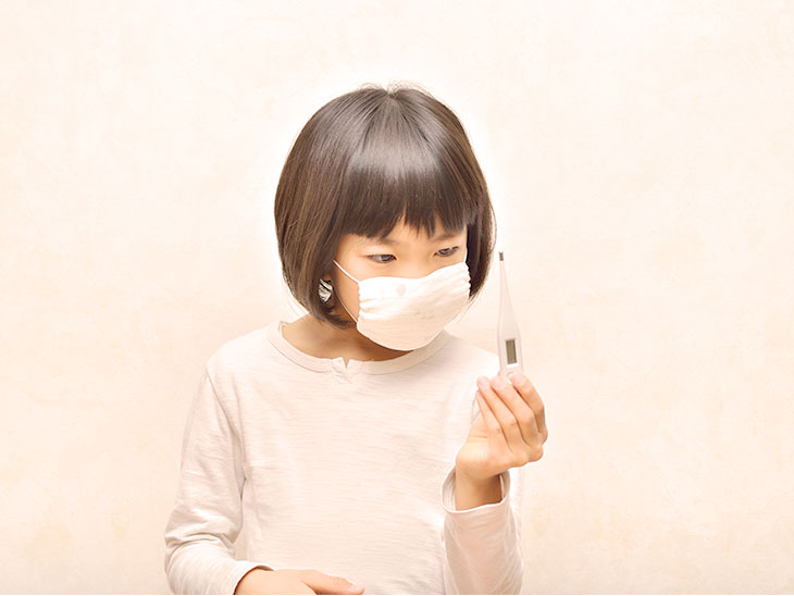 体温計を見る女の子