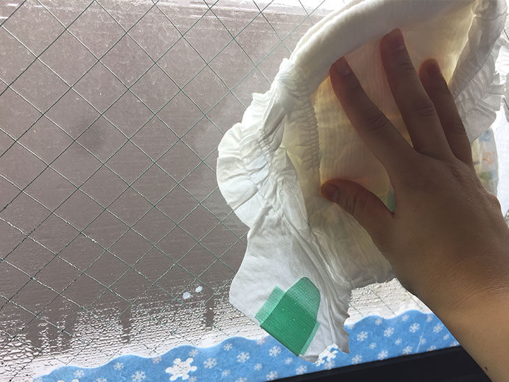 濡れていた窓をオムツで拭き掃除