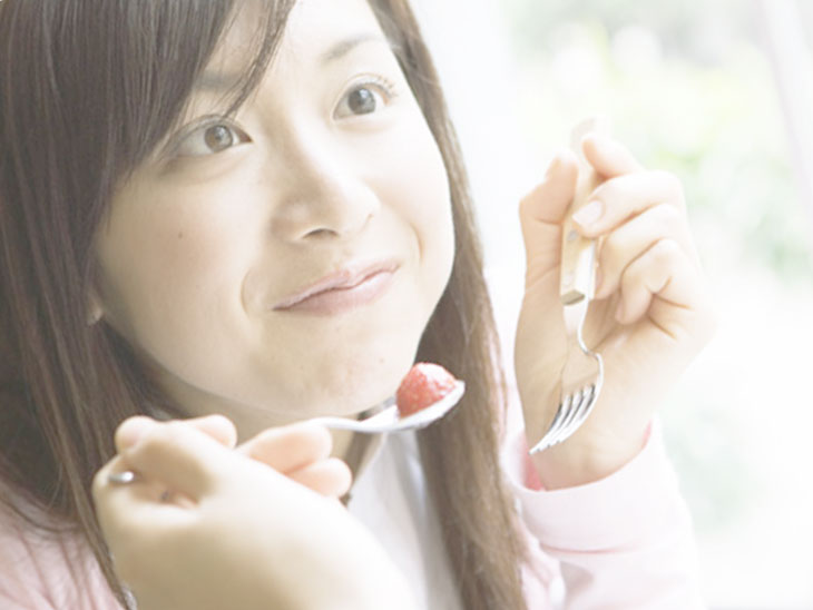 食べながら会話を楽しむ女性