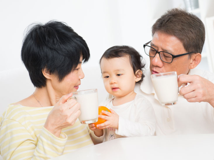 赤ちゃんと年寄りの夫婦