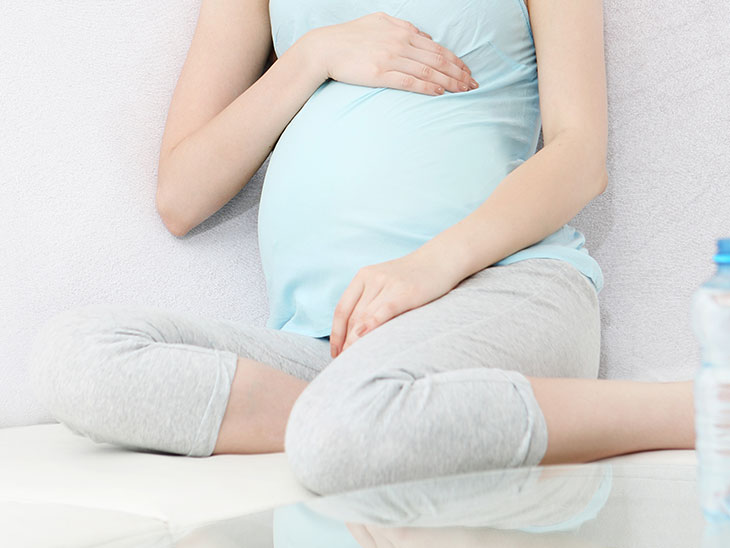 お姉さん座りしている妊婦さん