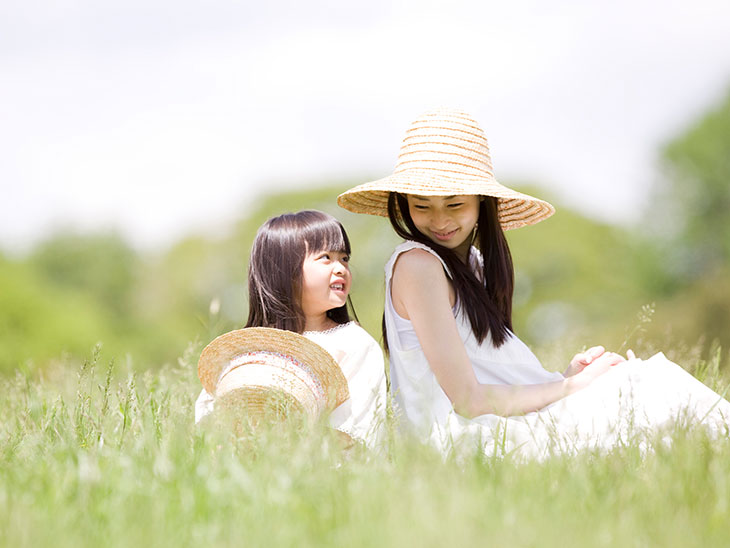 帽子を被っている親子