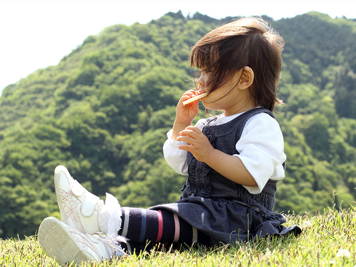 おせんべいを食べる女の子