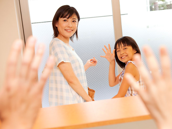 小児歯科の受診から帰る親子