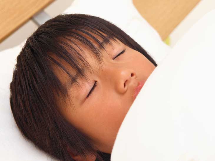 ぐっすり寝てる小学生