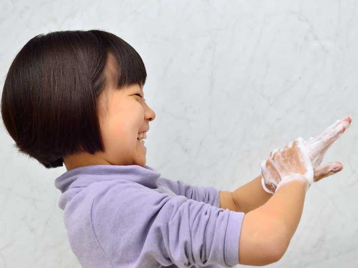 手を洗っている女の子