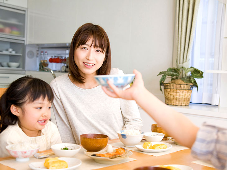 おかわりをねだる子供