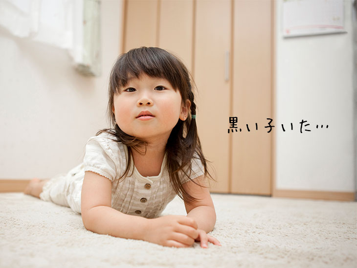 床でうつ伏せになってる女の子