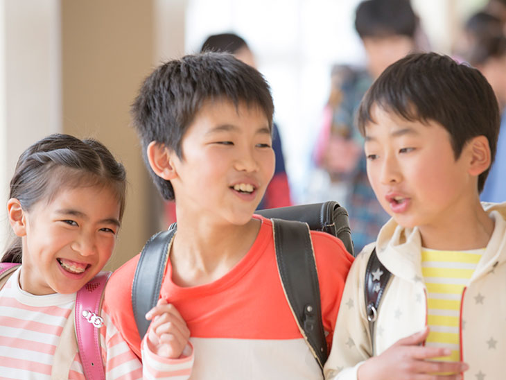 廊下を歩く小学生