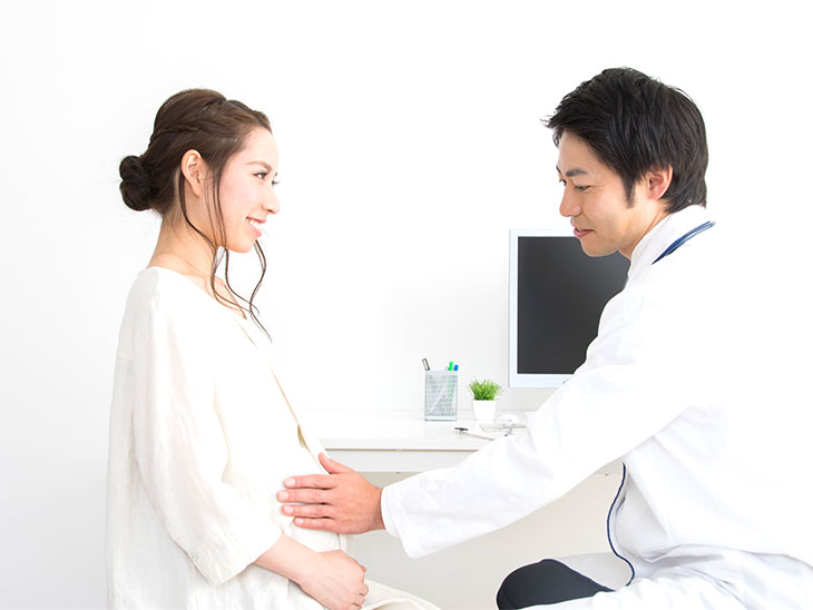 先生と相談する妊婦さん