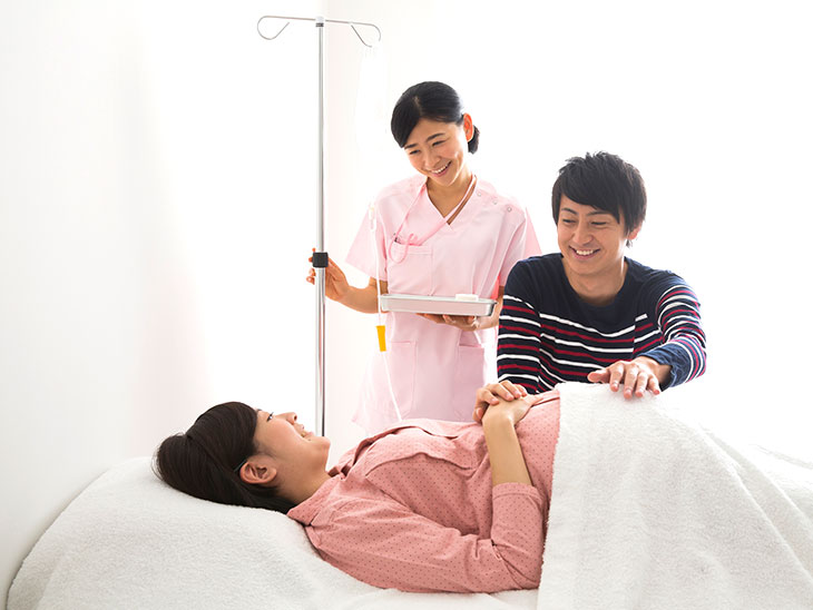 妊婦さんと夫と看護婦さん