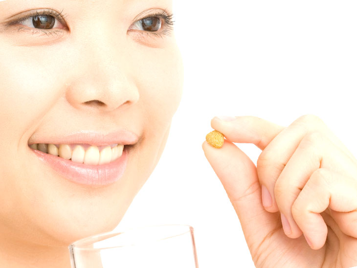 薬を飲もうとしている女性