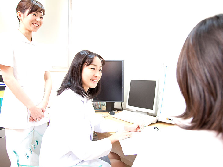 産婦人科の先生に相談している女性