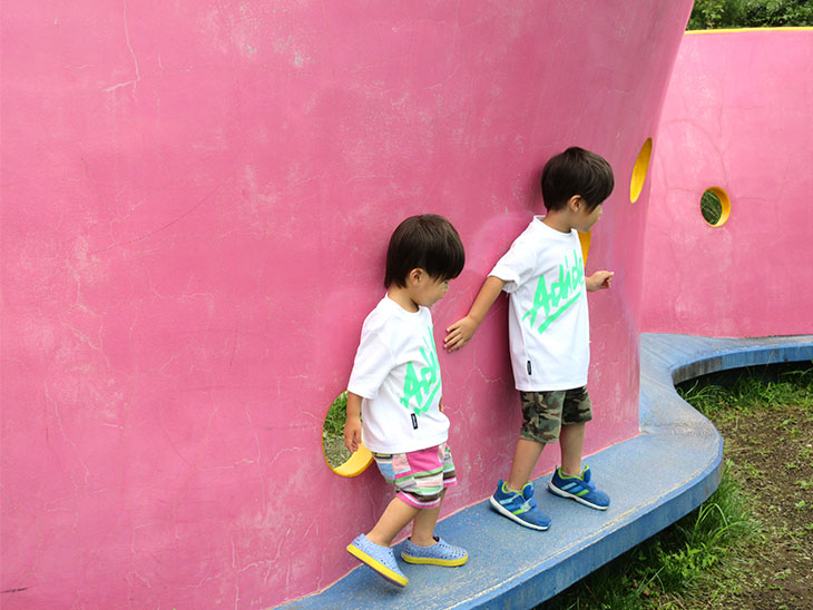 遊園地の遊具で遊ぶ子供