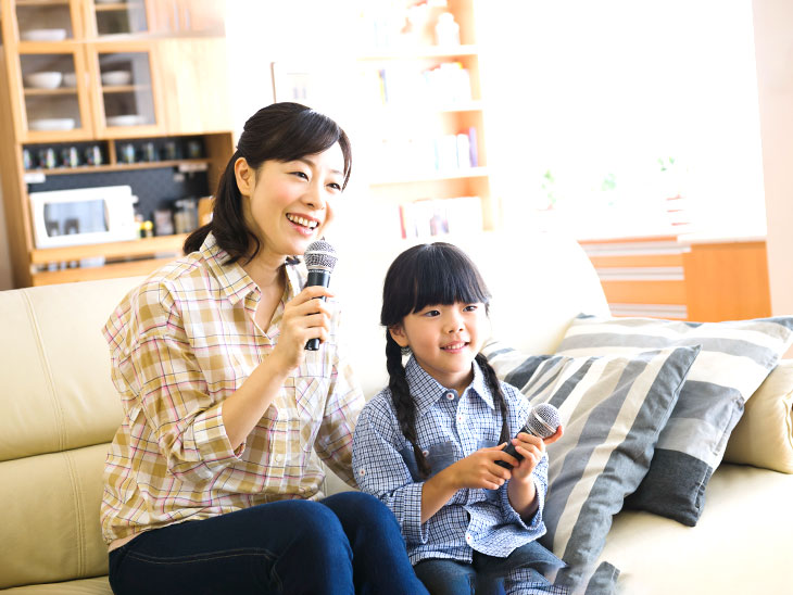 家でカラオケを楽しめる親子
