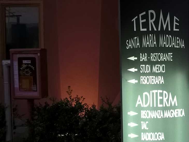 イタリアの病院の診療所案内