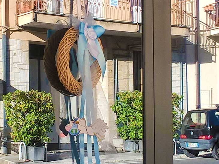 イタリアの産後の男の子のリボン飾り