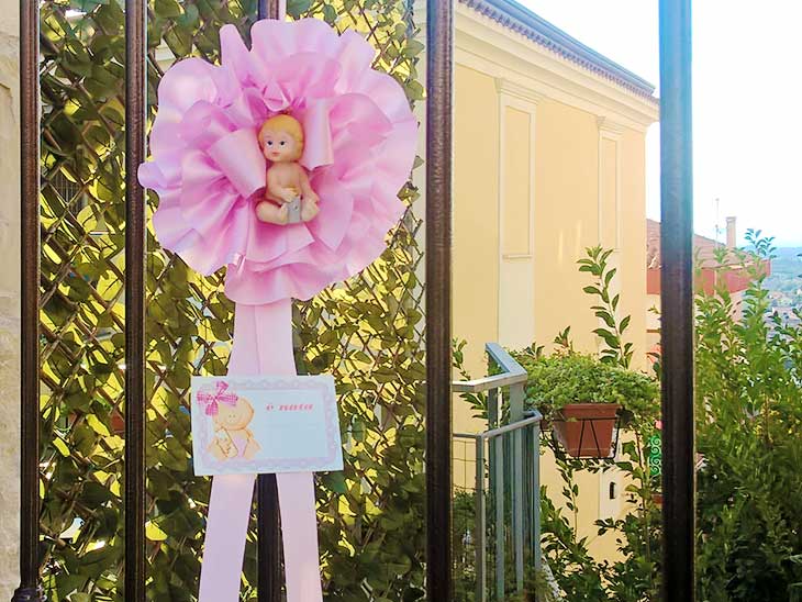 イタリアの産後の女の子のリボン飾り