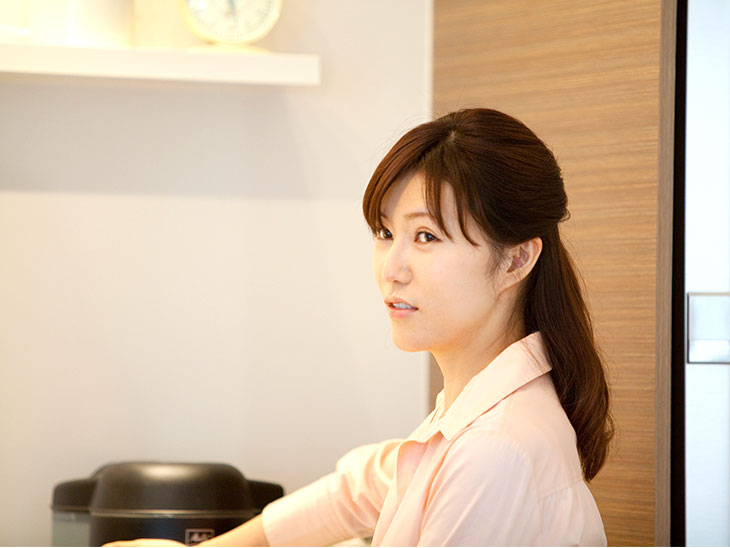 コーヒーを入れるお母さん