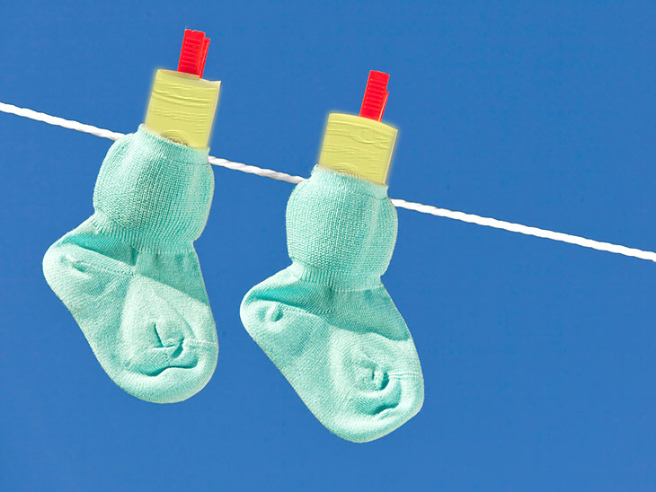 洗濯して干してある赤ちゃんの靴下