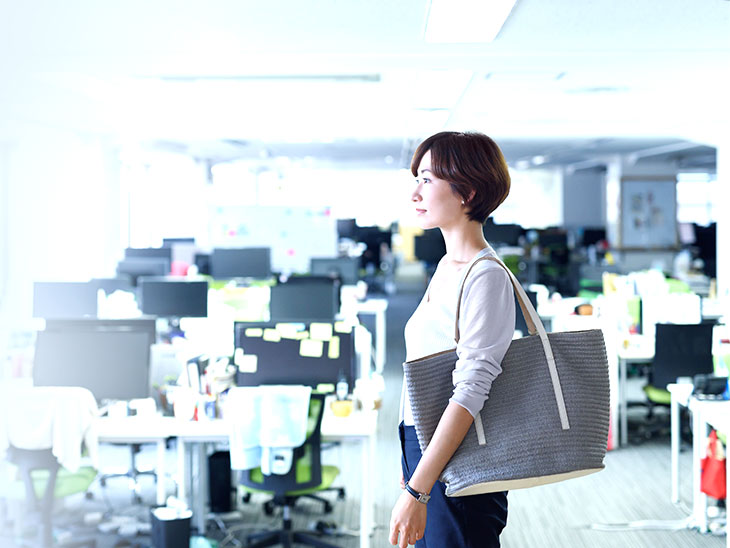 出勤する女性
