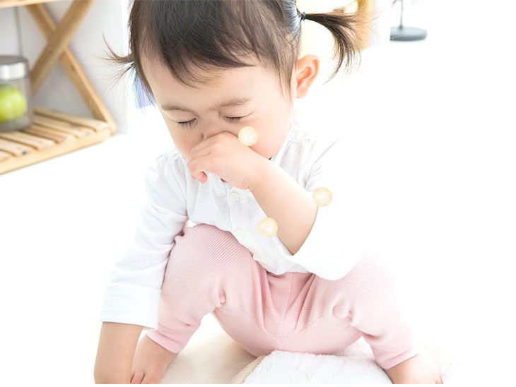 くしゃみをする園児