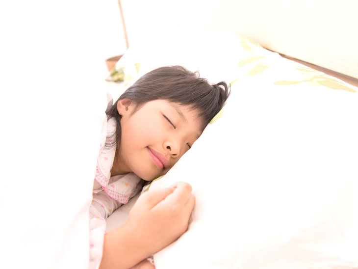 寝る子供の様子