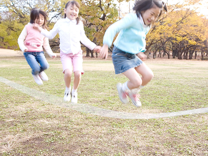 縄跳びで遊ぶ女の子たち