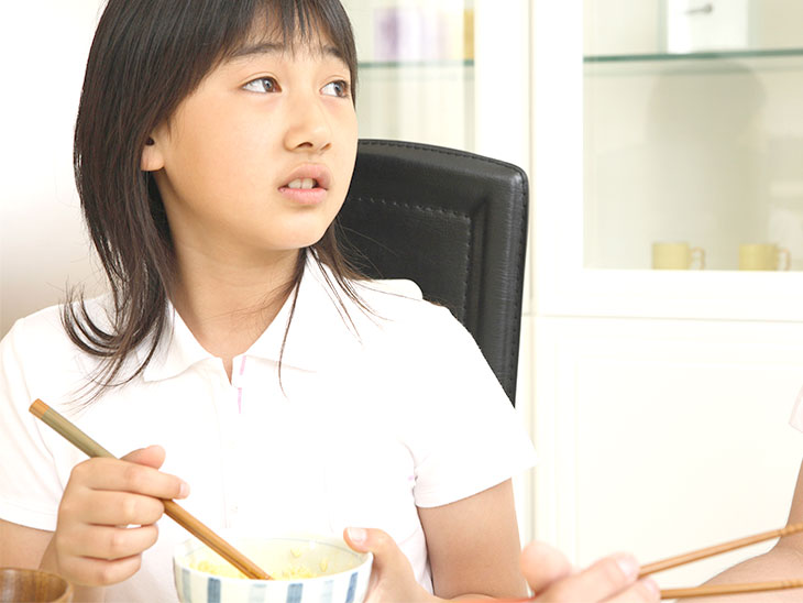 食事をする女の子