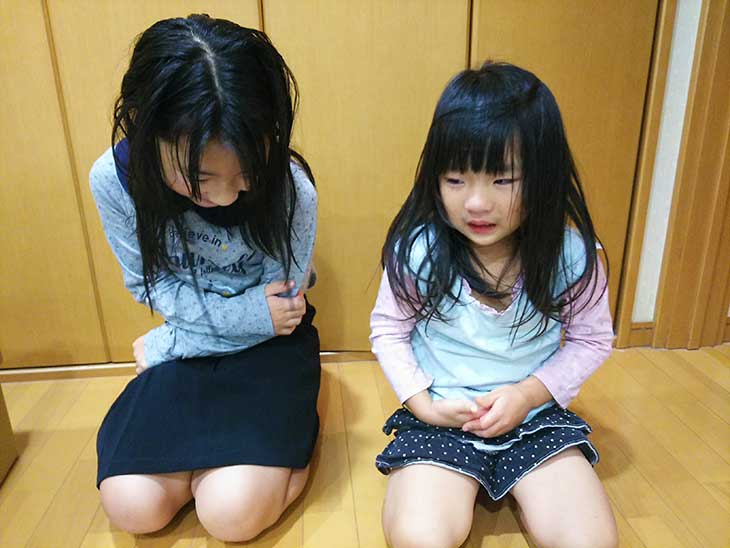 お腹を抑えている姉妹