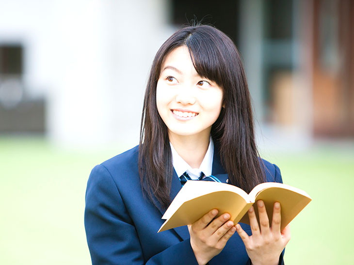 日記を見る女子高生