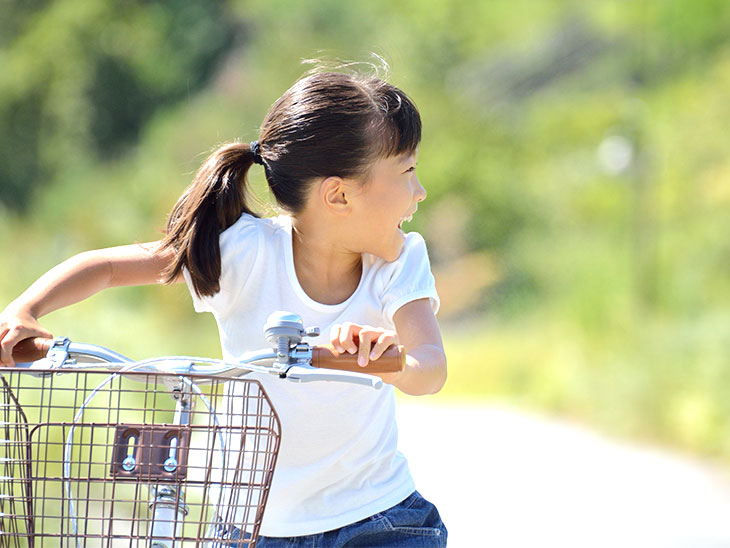 自転車を押す女の子