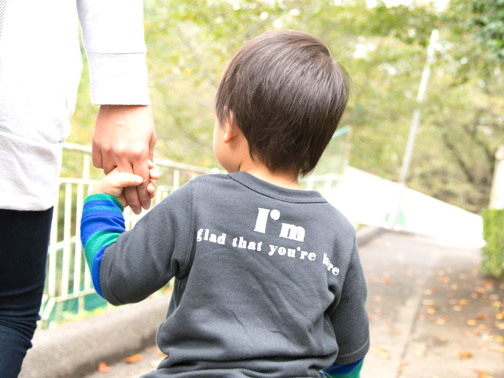 母親とお散歩をする男の子