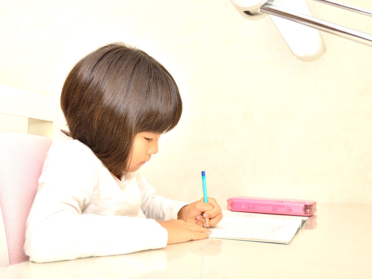 日記を書く小学生
