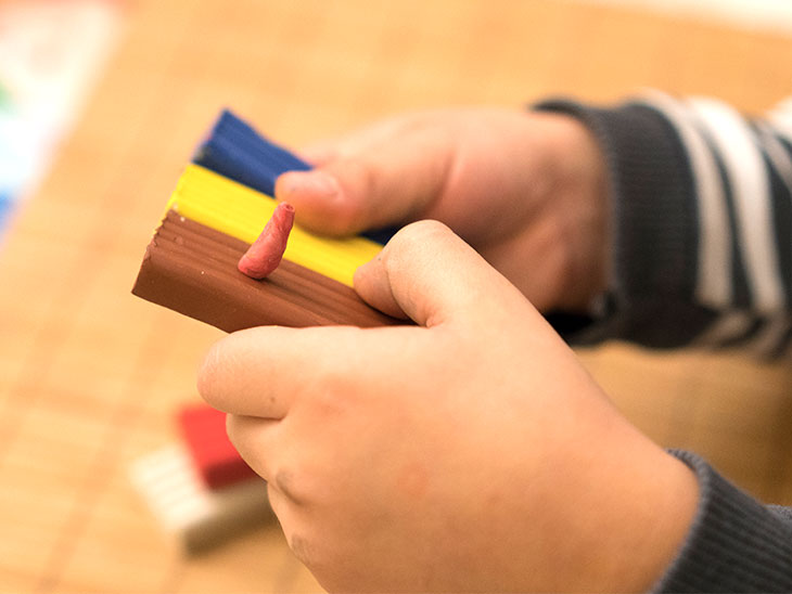 玩具で遊ぶ男の子の手