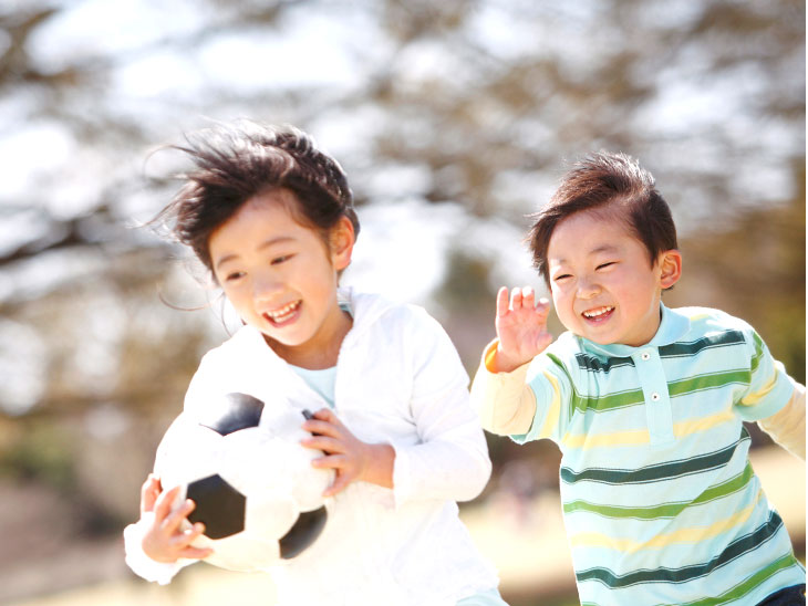 女の子を追いかける男の子