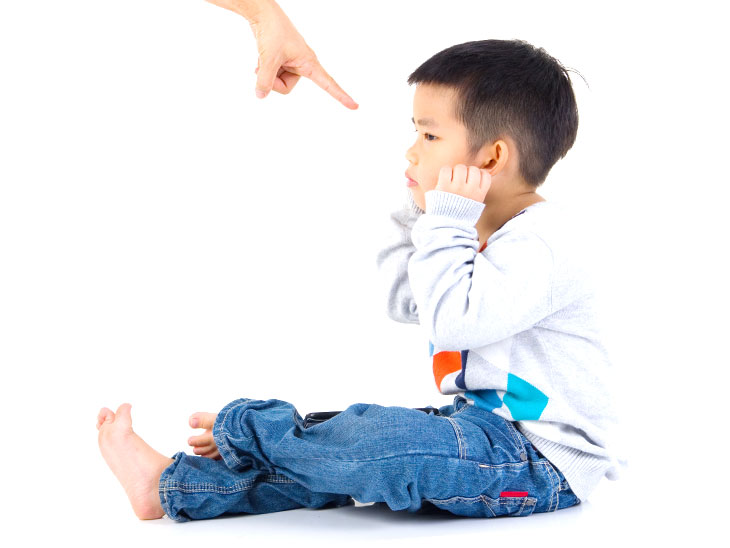 子供に指を指す大人の手