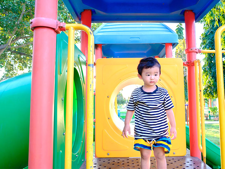 公園の遊具で遊ぶ子供