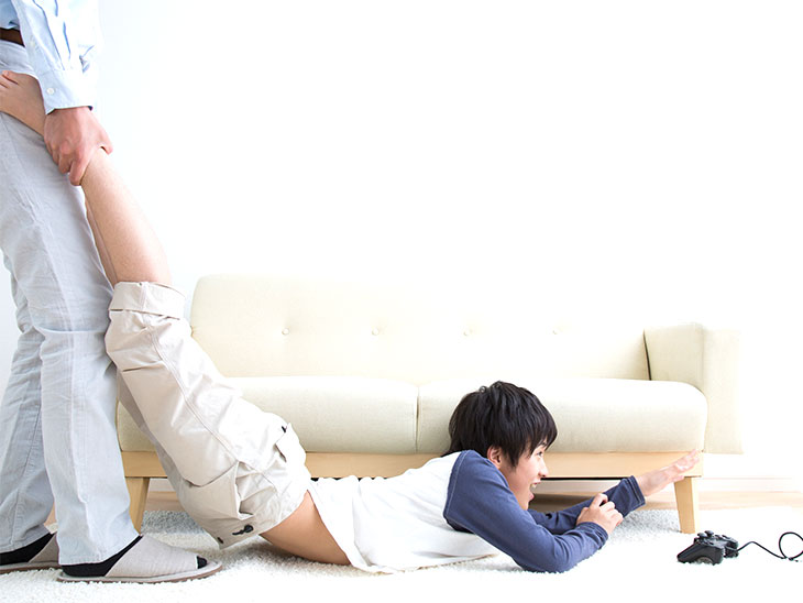ゲーム機から息子を引きはがす父
