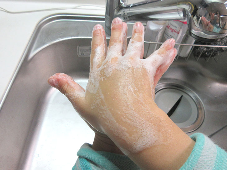 台所で手を洗う子供