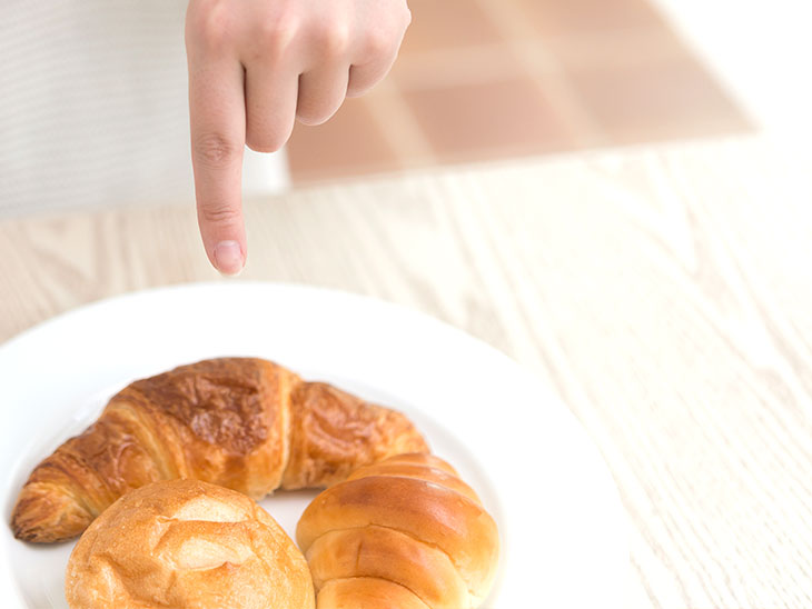 パンを指差す子供の手